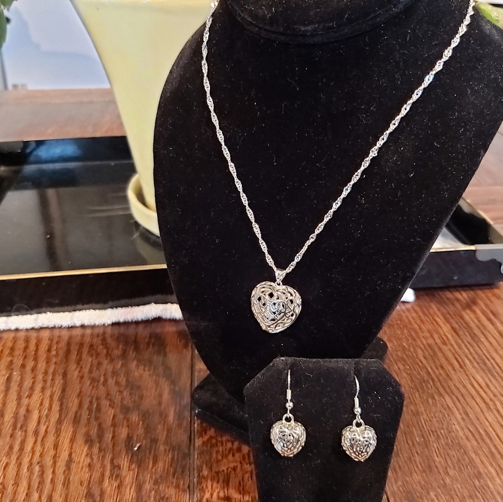Necklace and earrings( set)